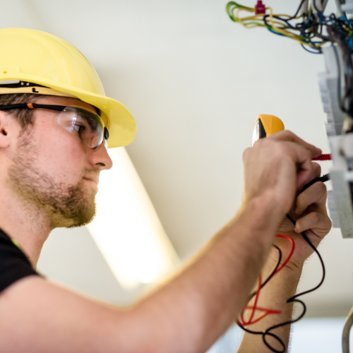 How To Find and Hire An Electrician In Edmonton